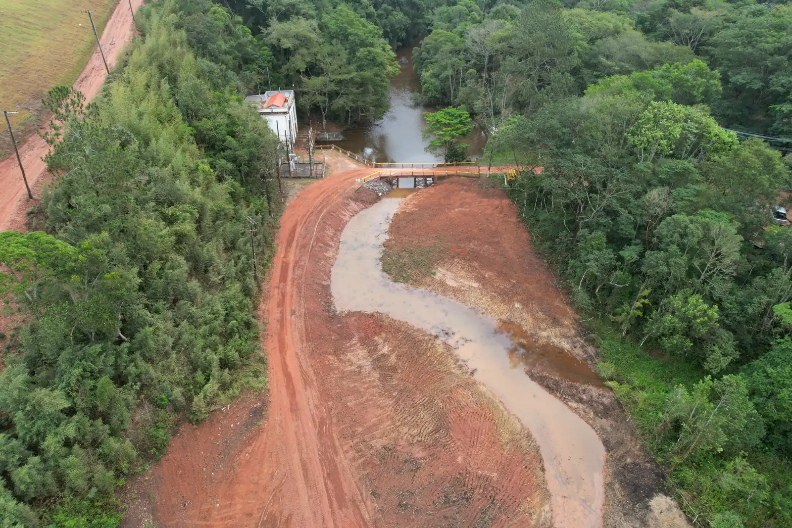 Registro aéreo de canal, terreno e vegetação no entorno