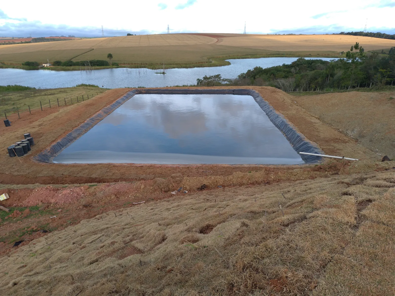 Lagoa de ETE e estruturas de tratamento em vistoria de campo