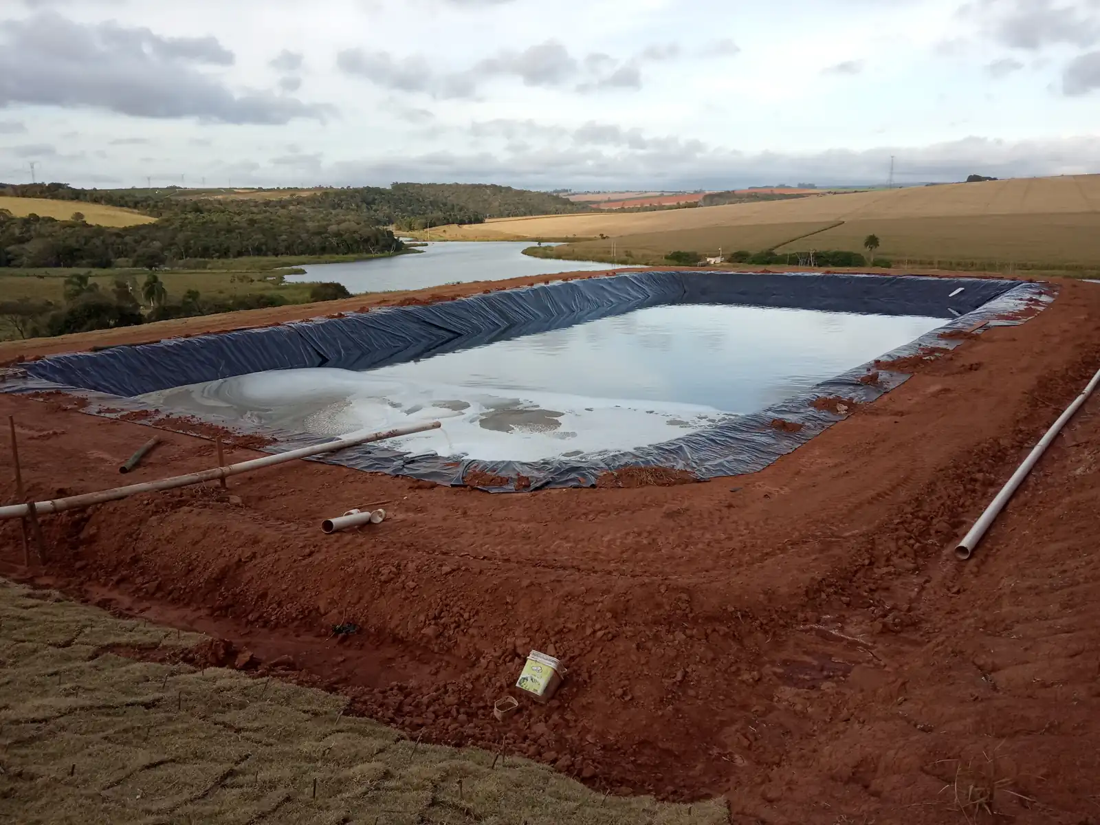 Estrutura de lagoa com revestimento impermeável em área rural