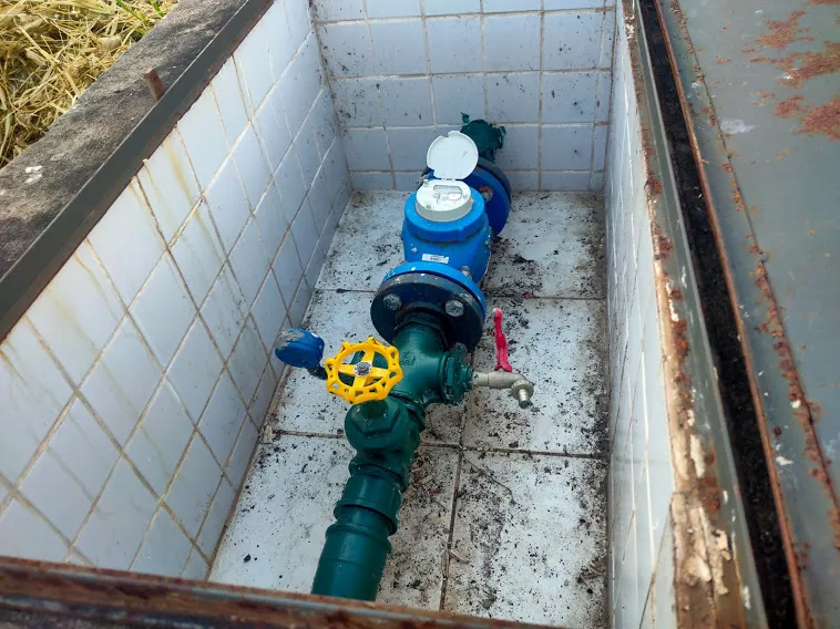 Hidrômetro e tubulação de um sistema de captação de água